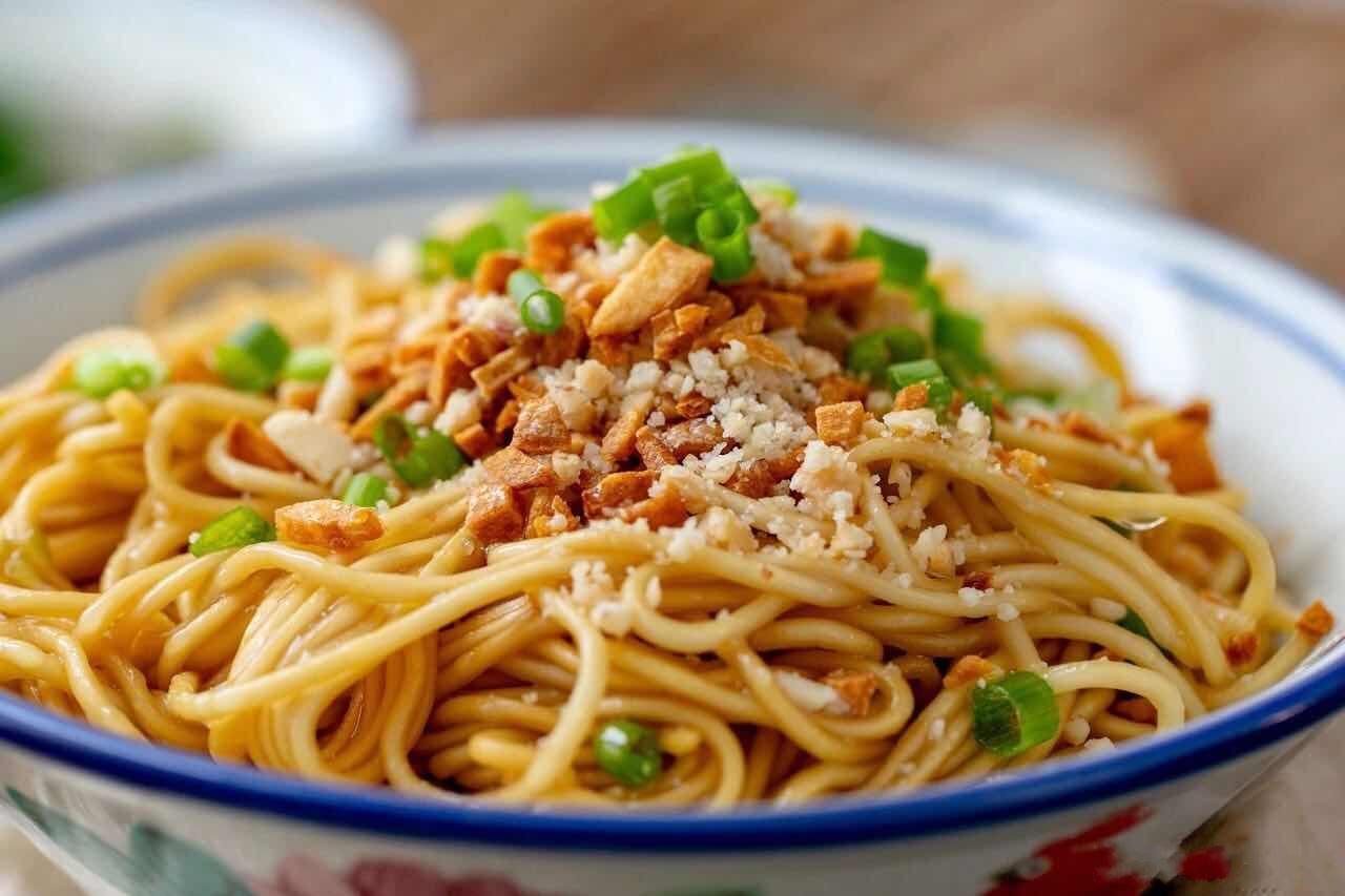 （腌面是广东省梅州地区特色的汉族客家小吃，客家人早餐宵夜最常吃的就是腌面。地道的梅州腌面颜色金黄，面香扑鼻，味道爽口香滑。）
